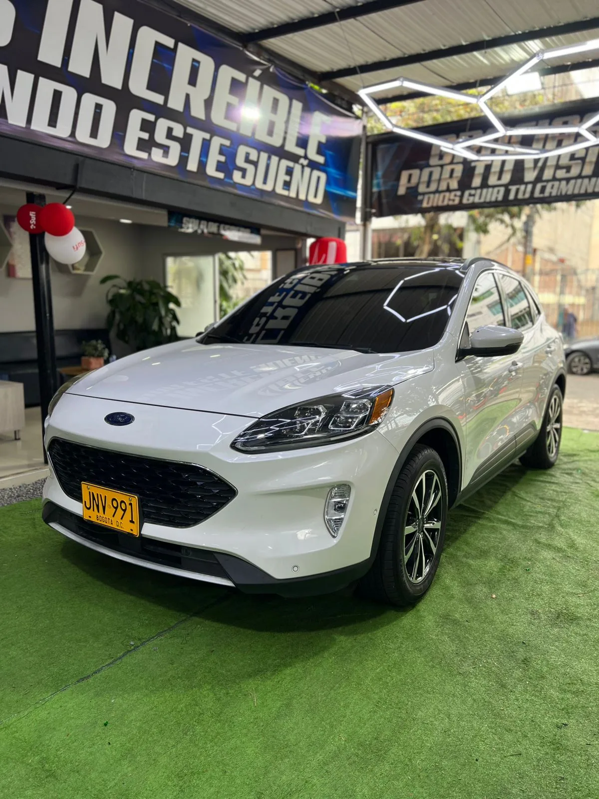 FORD SCAPE TITANIUM